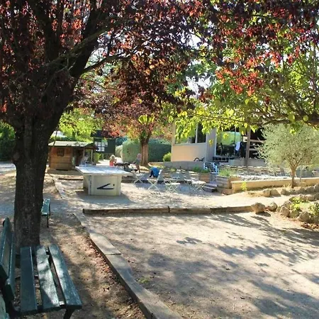 Camping Les Routes De Provence مكان تخييم *