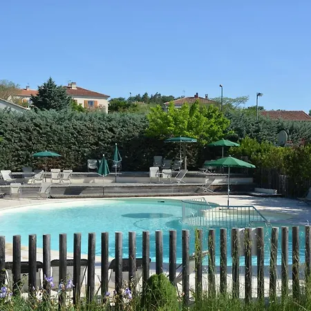 Camping Les Routes De Provence مكان تخييم *