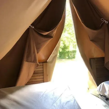 Camping Les Routes De Provence مكان تخييم *