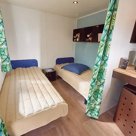 Camping Les Routes De Provence مكان تخييم