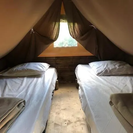 Camping Les Routes De Provence مكان تخييم