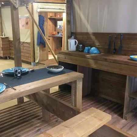 Camping Les Routes De Provence مكان تخييم *