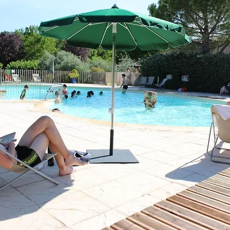 Camping Les Routes De Provence Kamp alanı *
