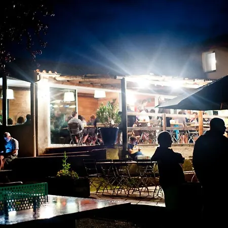 キャンプ場 Camping Les Routes De Provence フォルカルキエ