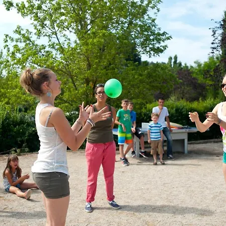 キャンプ場 Camping Les Routes De Provence フォルカルキエ