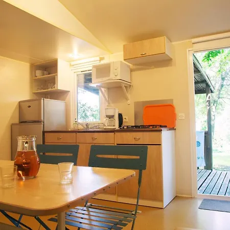 Campsite Camping Les Routes De Provence *