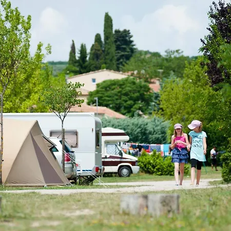 キャンプ場 Camping Les Routes De Provence フォルカルキエ