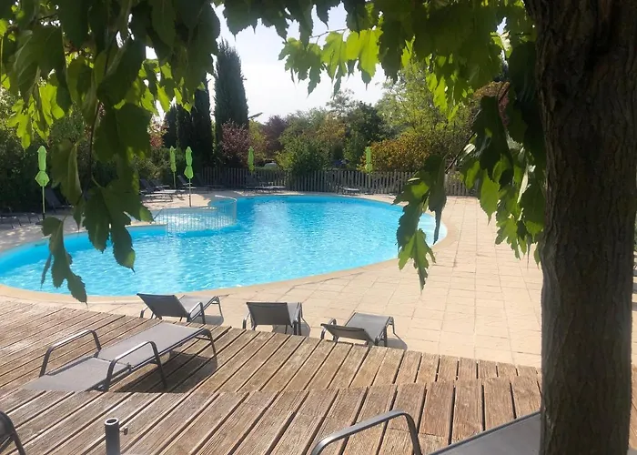 Camping Les Routes De Provence 캠프장 *