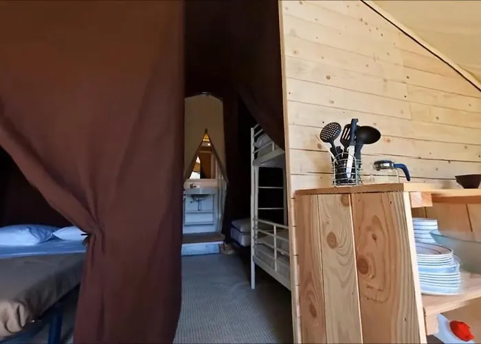 Camping Les Routes De Provence 포르칼퀴에르